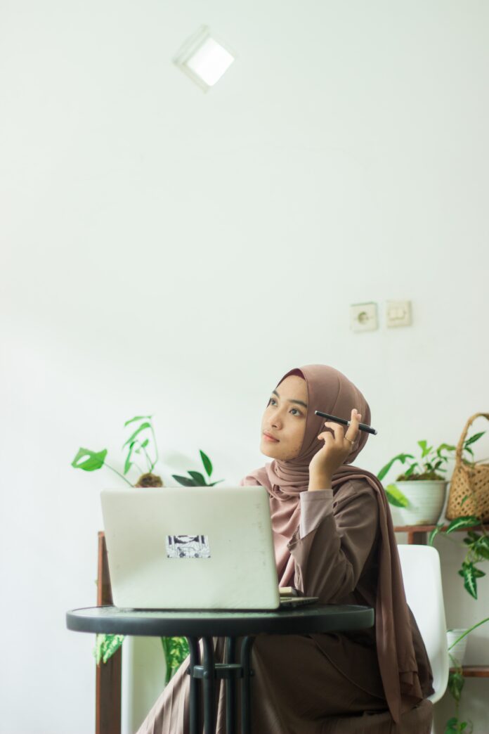 erge-mahindra-g8kvlk_EmGo-unsplash (1) A woman looks off into the distance inquisitively.