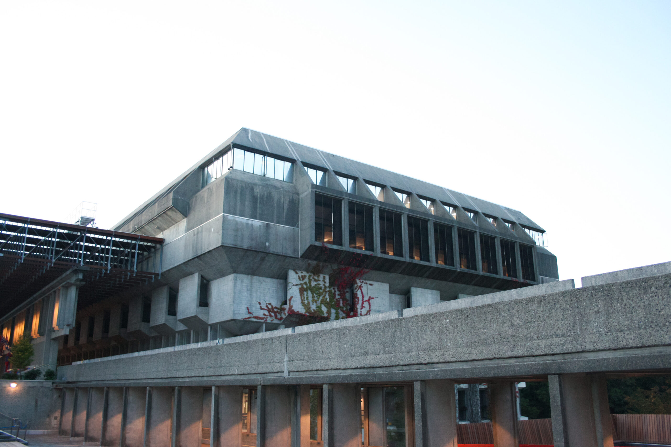 A photo of the WAC Bennett library, taken from the stairs leading to the AQ. The day is overcast, accenting the gray of the concrete. SFU’s architecture is brutalist, and the image accents this incredibly well.