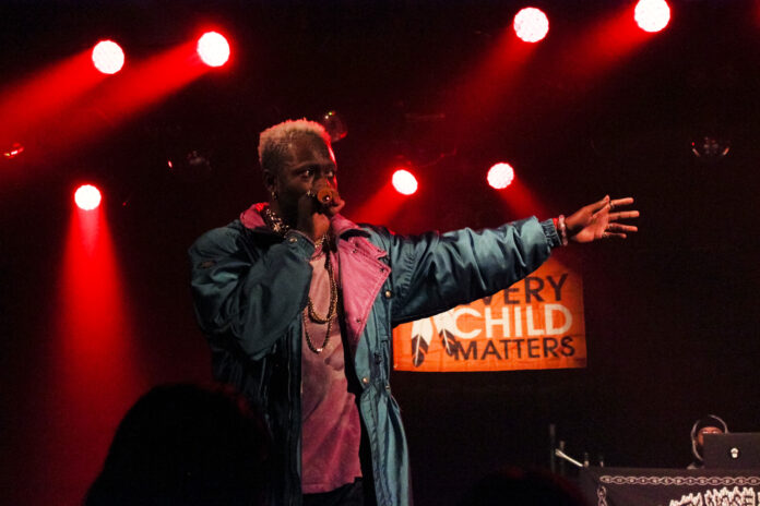 mauvey singer on stage