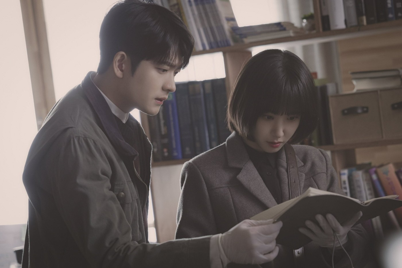 Jun-ho and Attorney Woo reading notes