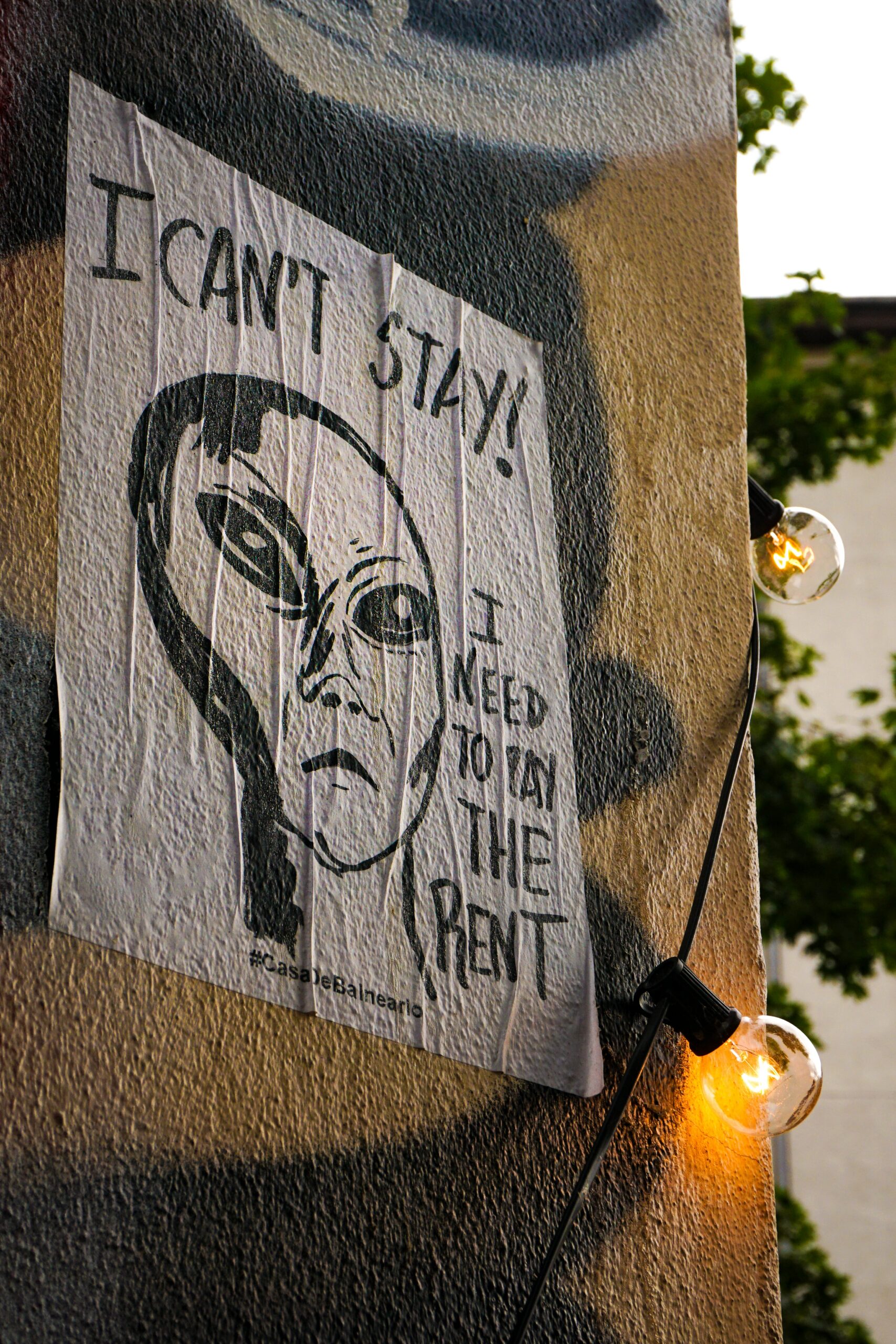 Poster with an alien illustration that says “I can’t stay! I need to pay the rent. #CasaDeBalneario”