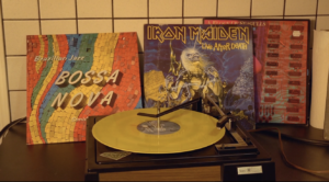A record player displaying Bossa Nova and Iron Maiden album covers.