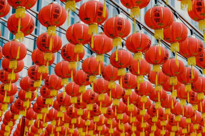 bady-abbas-Z1pAofkalYY-unsplash A row of red Chinese Lunar New Year lanterns