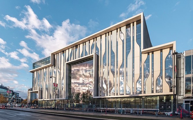 The SFU Surrey engineering building stands tall on a sunny day. It is near the location where the new School of Medicine will be.