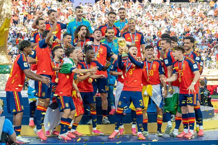 Group picture of the Spanish soccer team holding the FIFA world cup
